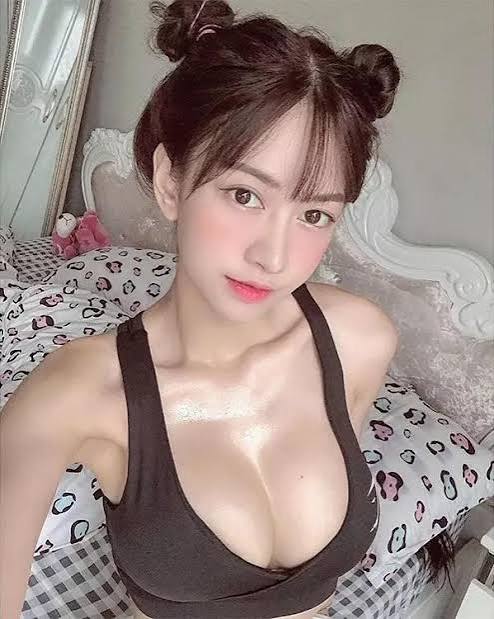 Hotgirl gây chú ý với nhiều bộ ảnh lộ vòng 1 gợi cảm.