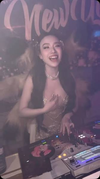 Linh Miu làm DJ với phong cách quyến rũ.